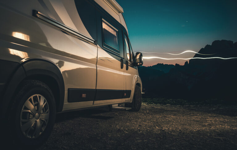 Beschädigtes Wohnmobil nach einem Unfall